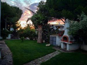 Santa LuriaにあるVilla Acquamarina Stella di Mareのヤシの木と家のある庭