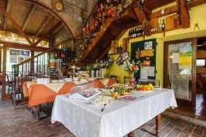 una sala da pranzo con tavolo e cibo di Agriturismo Biologico La Buona Terra a Villa Marin