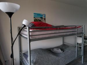 1-Zimmer Appartement in Hannover/Bemerodeにある二段ベッド