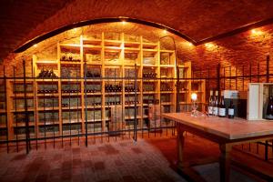 uma adega com uma grande parede de garrafas de vinho em Schlossgasthof & Hotel Rosenburg em Rosenburg