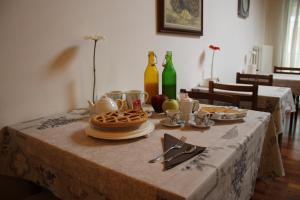 una mesa con un mantel con platos y utensilios en B&B Le Muse, en Trento