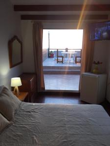 1 dormitorio con cama y vistas a la terraza en Bujama Campo Mar, en Bujama Baja