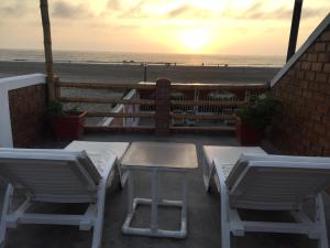 un patio con mesa y sillas y la playa en Bujama Campo Mar, en Bujama Baja