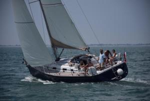 um grupo de pessoas em um barco à vela na água em VOILIER ESTEREL em La Rochelle