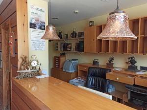 Kuchyňa alebo kuchynka v ubytovaní hotel gueñes + 12 fotografií