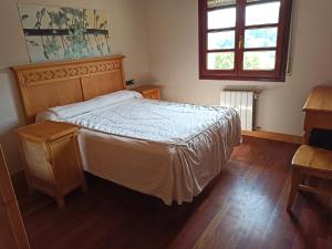Un dormitorio con una cama grande y una ventana en hotel gueñes, en Güeñes