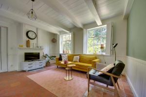 ein Wohnzimmer mit einem gelben Sofa und einem Kamin in der Unterkunft PYKES B&B in Goes