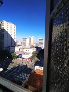 uma vista a partir de uma janela de uma cidade com edifícios em Palace Hotel em Curitiba