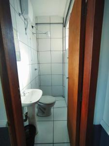 La salle de bains est pourvue de toilettes et d'un lavabo. dans l'établissement Palace Hotel, à Curitiba