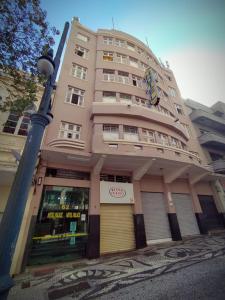 un gran edificio con una tienda delante en Palace Hotel, en Curitiba