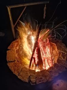 a campfire with the letter k on top of it at Cabana Logolda in Cavnic