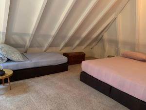 een slaapkamer met 2 bedden en een tafel bij De Stal - Buitenplaats Ruitenveen, privé! in Nieuwleusen