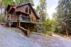 eine Blockhütte im Wald mit Auffahrt in der Unterkunft Mi casa es su Casa in Blue Ridge