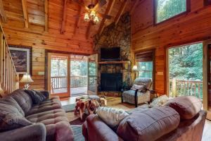 ein Wohnzimmer mit Sofas und Kamin in einer Hütte in der Unterkunft Mi casa es su Casa in Blue Ridge