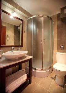 ディミツァナにあるAmanites Guesthouseのバスルーム(シャワー、洗面台、トイレ付)