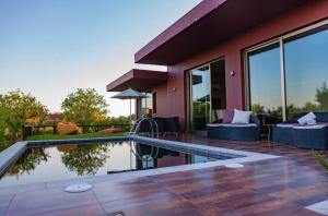 a house with a swimming pool in a yard at Montargil Monte Novo in Montargil