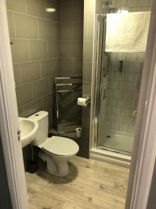 A bathroom at The Ardingly Inn 