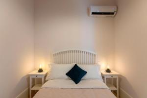 um quarto com uma cama com duas mesas de cabeceira em LovelyStay - 2BR Flat with AC in Duque de Loulé no Porto
