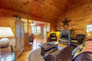 un soggiorno con divano e camino di Cabin Sweet Cabin a Blue Ridge