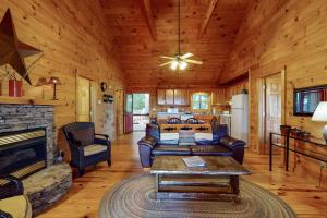 un soggiorno con camino in una baita di tronchi di Cabin Sweet Cabin a Blue Ridge