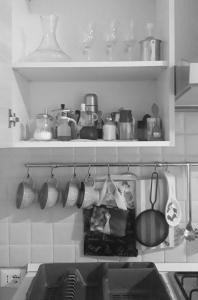 una cocina con ollas y sartenes en un estante en Portico Rodriguez Cava de Tirreni, en Cava deʼ Tirreni 39 fotos más