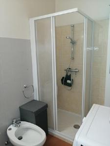 a bathroom with a shower with a toilet and a sink at Grand 2 pièces Centre ville Antibes in Antibes