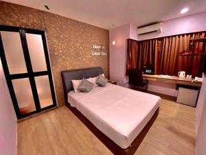 Postel nebo postele na pokoji v ubytování SH Hotel Kota Damansara
