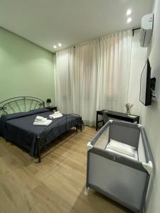 1 dormitorio con 1 cama, 1 silla y TV en Solli Bed & Breakfast, en Palermo