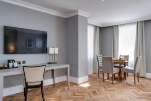 Easthampstead Park的电视和/或娱乐中心