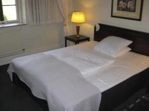 Postel nebo postele na pokoji v ubytování Munkebo Kro & Hotel