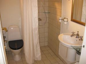 Koupelna v ubytování Munkebo Kro & Hotel