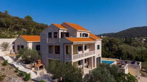 - une vue aérienne sur une maison avec une piscine dans l'établissement Villa Ana, à Korčula