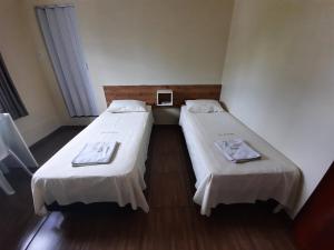 Un pat sau paturi într-o cameră la Hotel Três Passos - Prox ao Aeroporto e Rodoviária