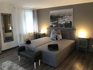 1 dormitorio con 1 cama grande y 1 silla en Pension Ba-Bett's, en Markt Erlbach