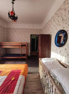 um quarto com uma cama e um espelho na parede em Chelsea Roosi 11 Apartment em Pärnu