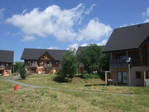 una casa con un patio delante de ella en Résidence Le Bois de la Reine, en Super Besse