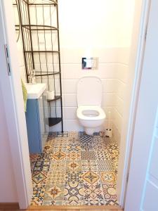 a bathroom with a toilet and a sink at Dom wakacyjny Nasze morze in Kopalino