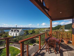 uma vista a partir da varanda de uma casa com uma mesa e cadeiras em Craigard Chalet em Portree