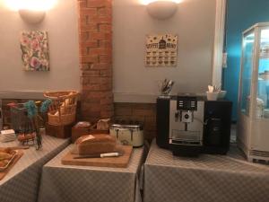 A kitchen or kitchenette at The Ardingly Inn 