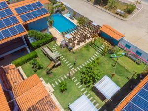 - une vue sur la cour et la piscine dans l'établissement Pousada Blue Viking, à Praia do Frances