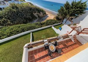 una casa con vistas aéreas a la playa en Villas Flamenco Beach Conil, en Conil de la Frontera