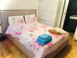 - une chambre avec un lit fleuri dans l'établissement Casa di Micky, à Canal San Bovo