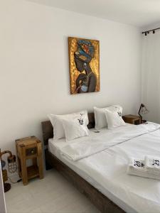 - une chambre avec 2 lits et un tableau mural dans l'établissement Dari Hati, à Sinaia