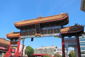 een pagode in een stad met een blauwe lucht bij Lotus Loft in Victoria