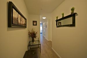 um corredor de uma casa com um corredor de um corredor de um lado de outro em Urban Den em Victoria
