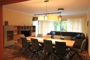 ein Wohnzimmer mit einem Tisch, Stühlen und einem Sofa in der Unterkunft Wiegmann´s Ferienhaus in Mechernich