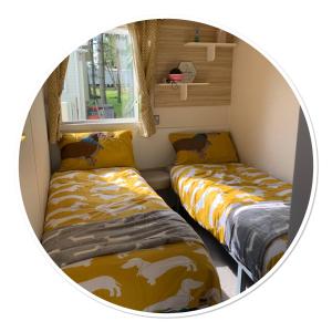 mały pokój z 2 łóżkami i oknem w obiekcie Holiday Home Breaks At Tattershall Lakes w mieście Lincoln