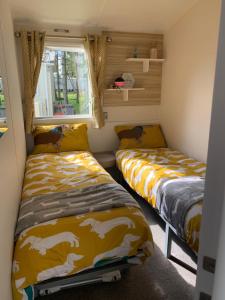 En eller flere senge i et værelse på Holiday Home Breaks At Tattershall Lakes