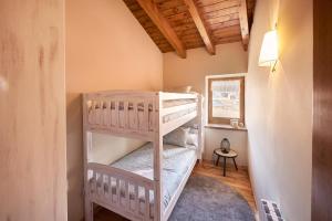 a bunk bed room with bunk beds in a house at Desconnectar Bellver de Cerdanya II in Bellver de Cerdanya 