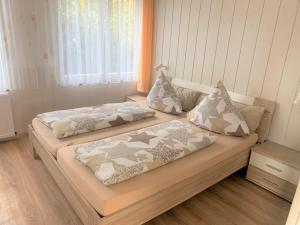 2 camas en una habitación pequeña con ermottermottermott en Haus Kormoran Borkum en Borkum